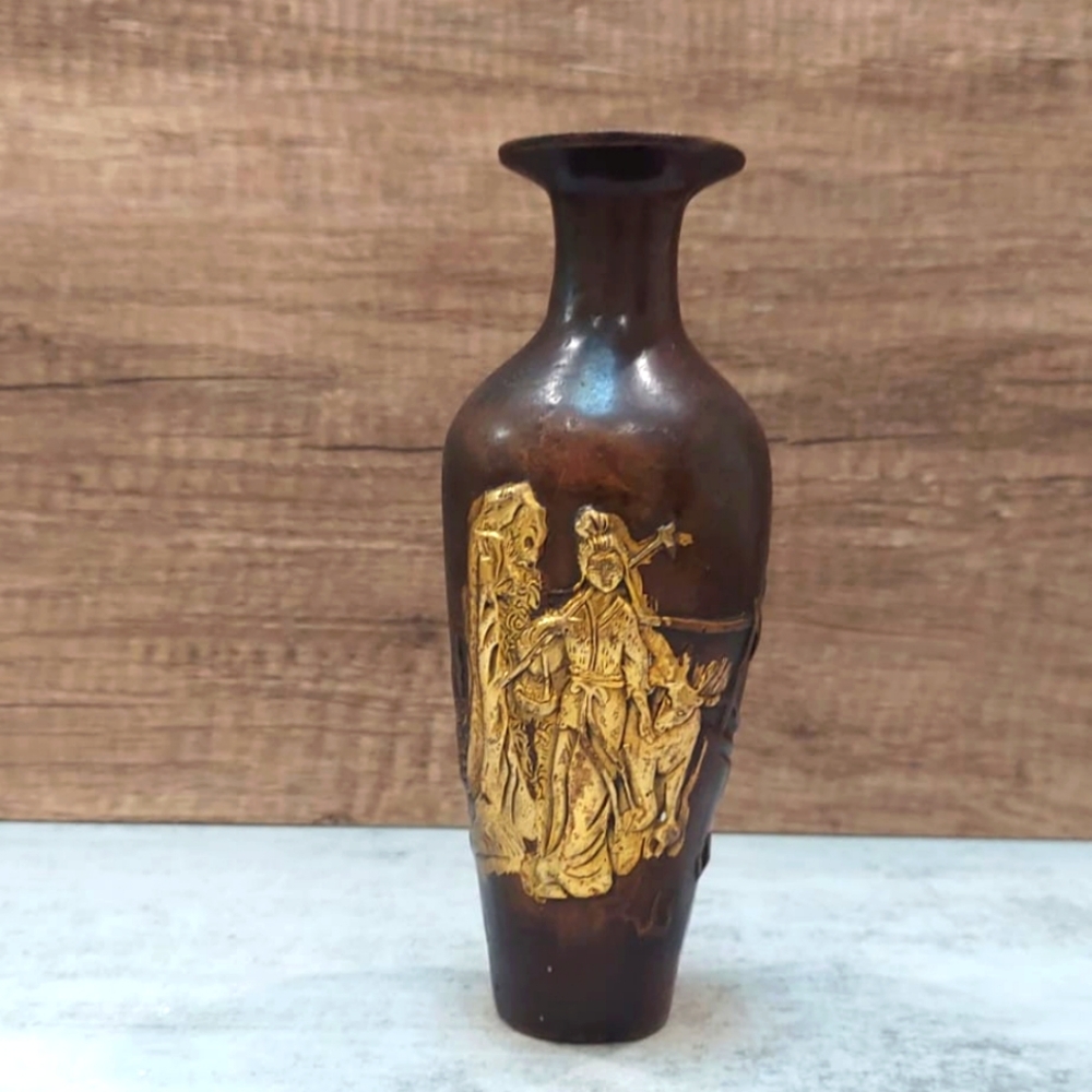 Elegant Chinese bronze vase with gold relief